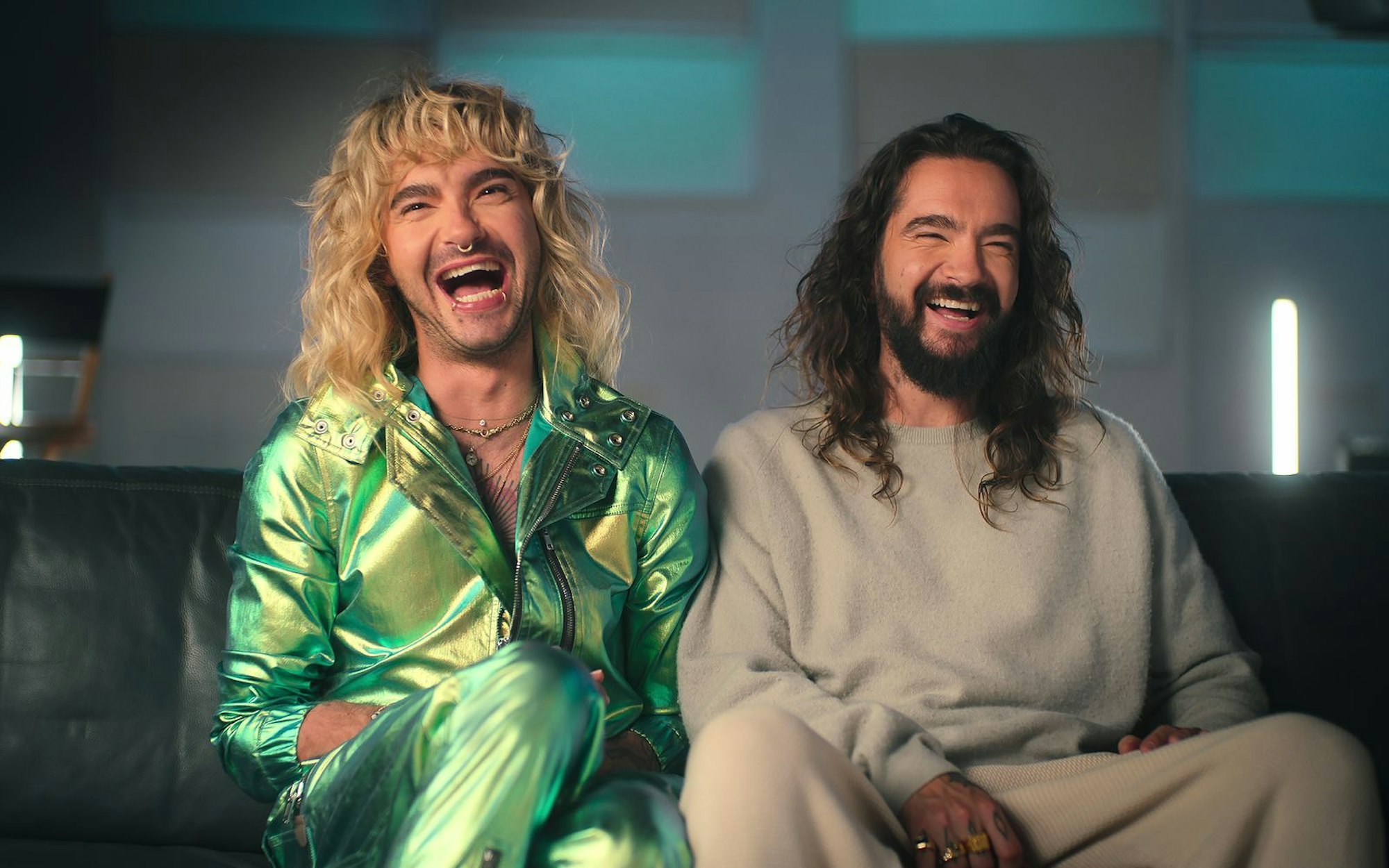 Bill (links) und Tom Kaulitz wurden mit ihrer Band Tokio Hotel berühmt. In der Netflix-Realityserie „Kaulitz & Kaulitz“ gewähren sie nun Einblick in ihre eigenen vier Wände. (Bild: Netflix)