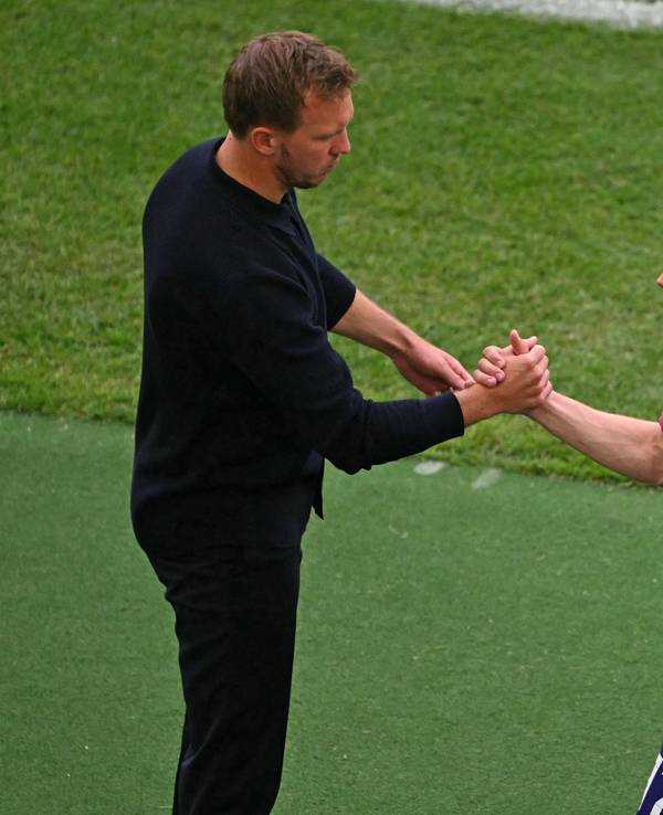 Bundestrainer Julian Nagelsmann schlägt mit Florian Wirtz nach dessen Auswechslung ein.