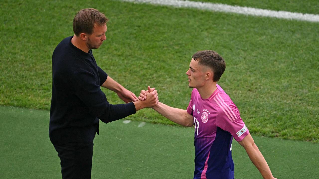 Bundestrainer Julian Nagelsmann schlägt mit Florian Wirtz nach dessen Auswechslung ein.