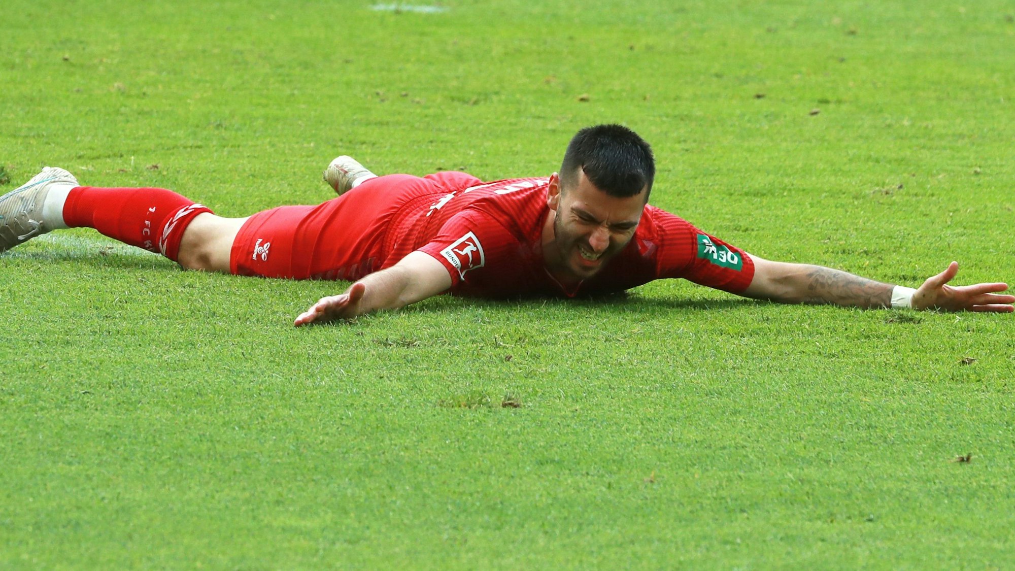 1. FC Köln gegen SV Darmstadt 98: Sargis Adamyan liegt am Boden.