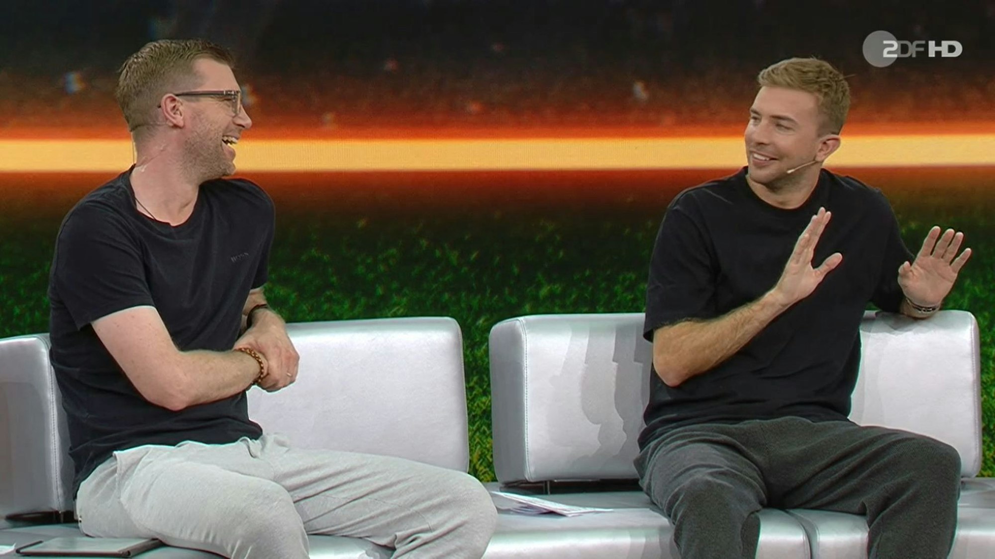 Per Mertesacker und Christoph Kramer sitzen nebeneinander im ZDF-Studio.