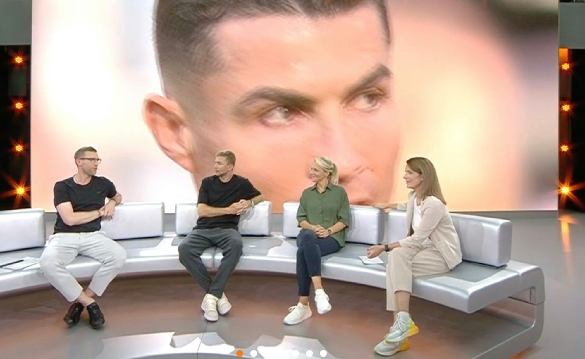 Cristiano Ronaldo steht über allen. Auch für die ZDF-Expertenrunde - und vor allem die Selfie-gierigen Flitzer in Dortmund. (Bild: ZDF)
