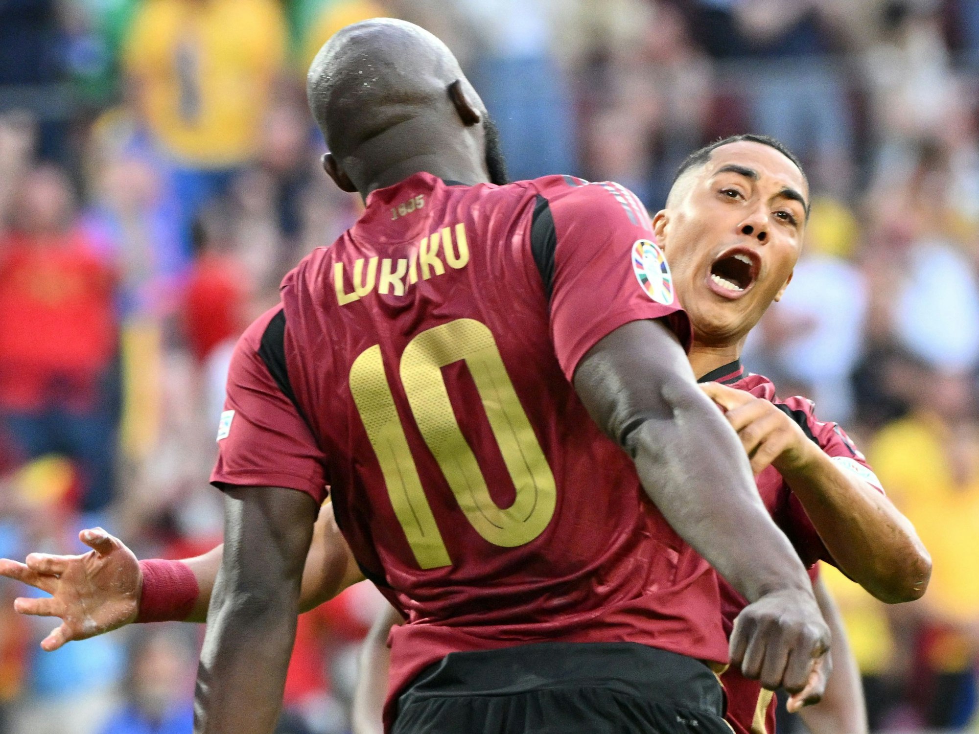 Youri Tielemans feiert mit Romelu Lukaku.