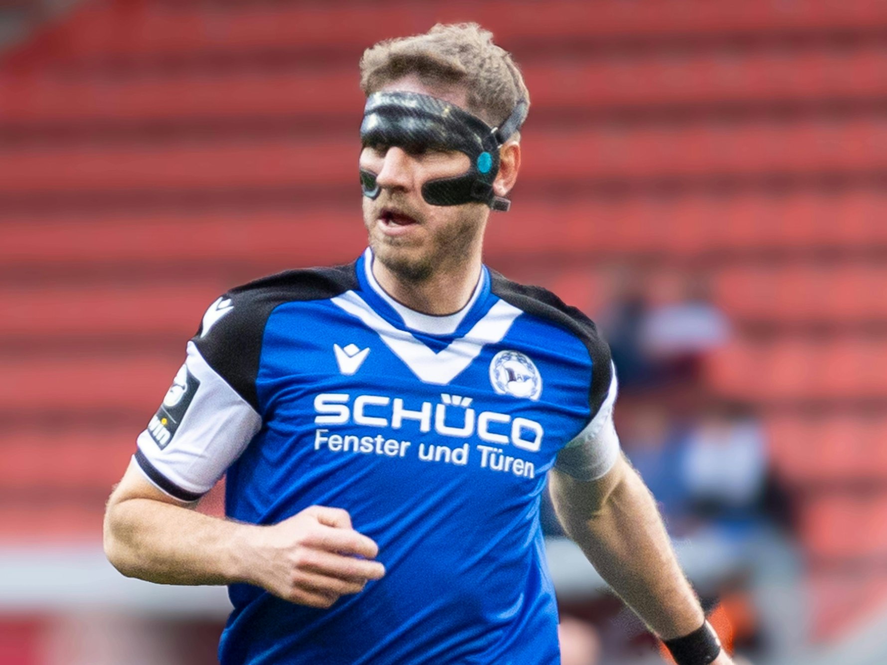Fabian Klos mit Maske im Trikot von Arminia Bielefeld.