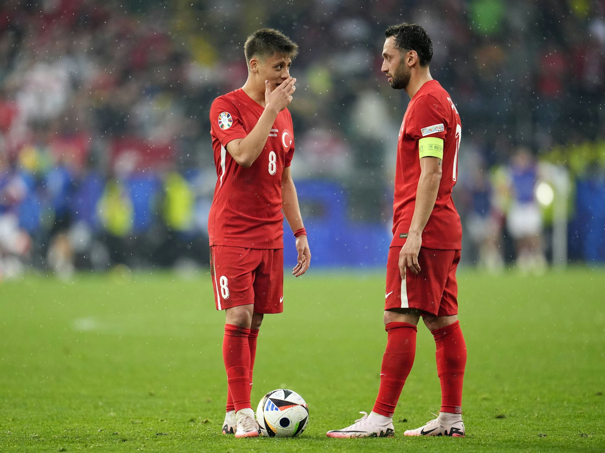 Arda Güler und Hakan Calhanoglu bei einem Freistoß der Türken am 18. Juni im EM-Spiel gegen Georgien.