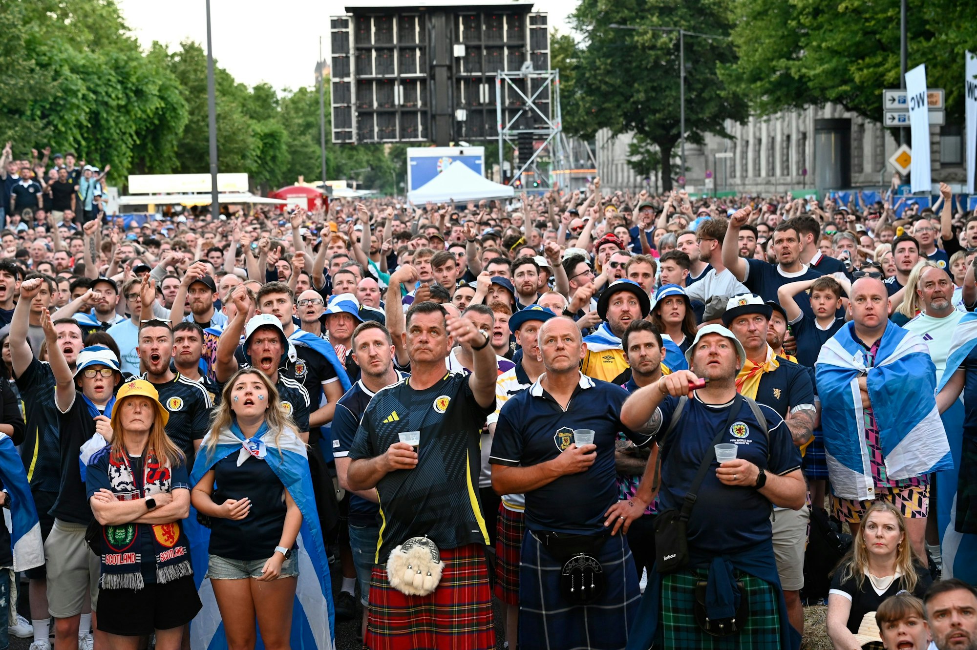 Schottland-Fans beim Public Viewing am Konrad-Adenauer-Ufer in Köln.
