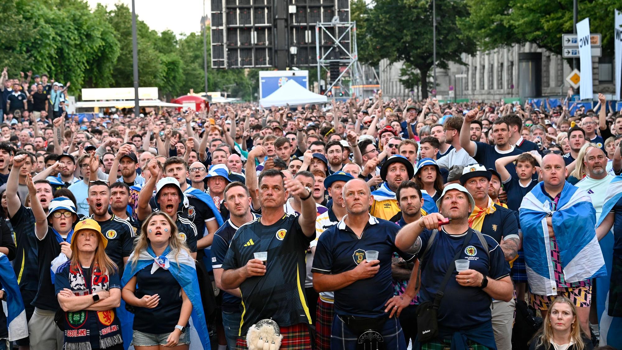 Schottland-Fans beim Public Viewing am Konrad-Adenauer-Ufer in Köln.