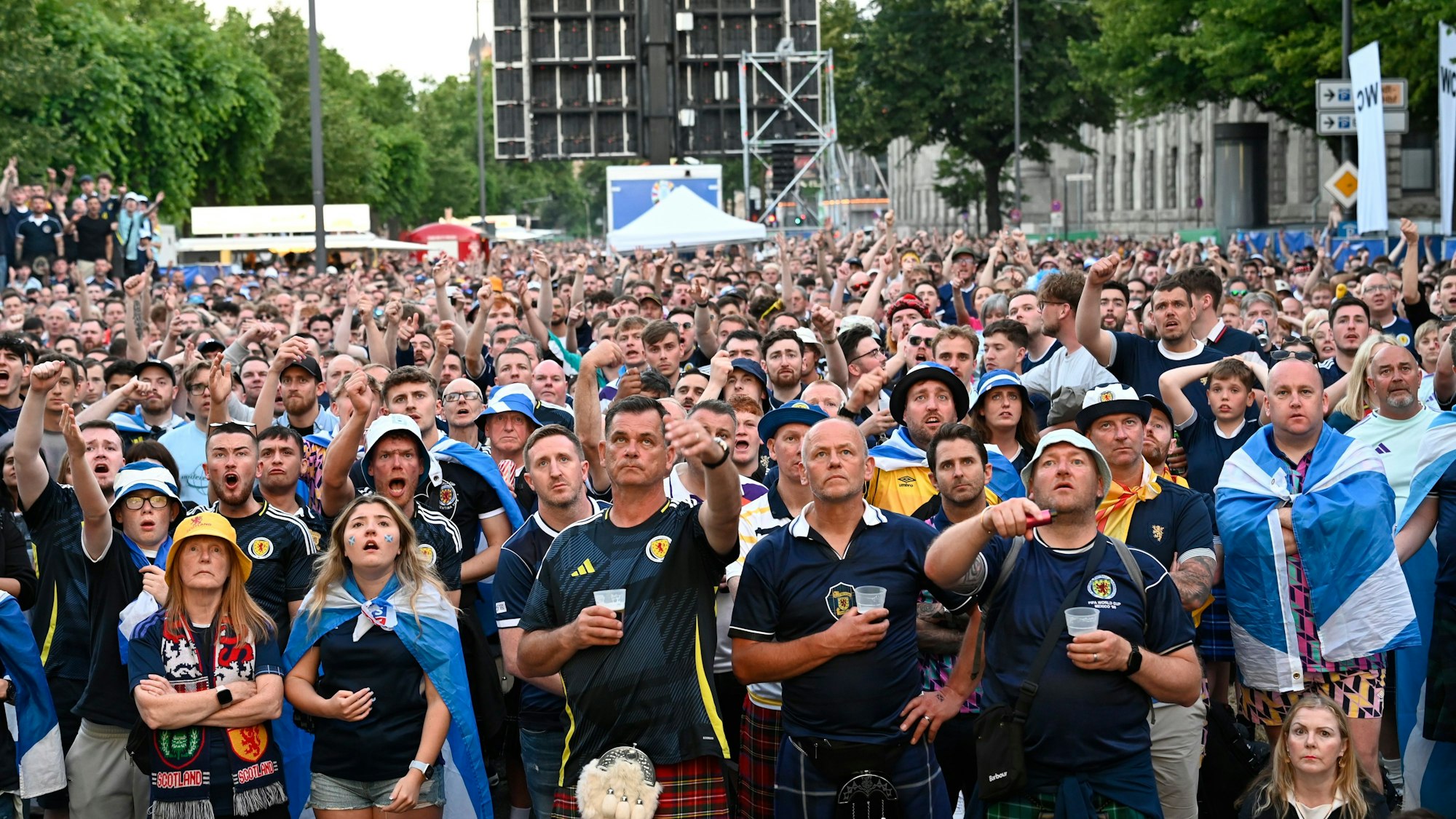 Schottland-Fans beim Public Viewing am Konrad-Adenauer-Ufer in Köln.