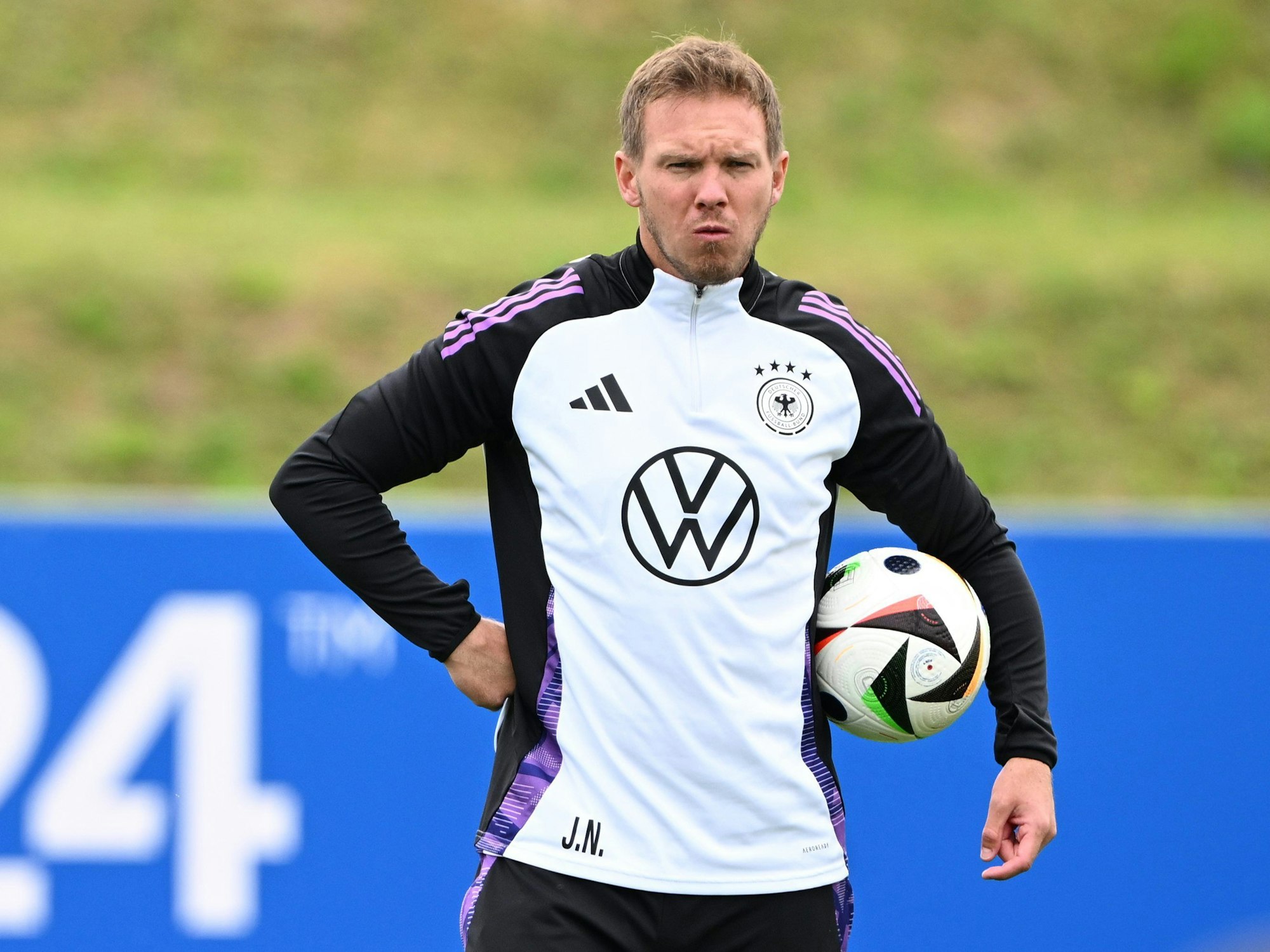 Bundestrainer Julian Nagelsmann (M) leitet das Training.