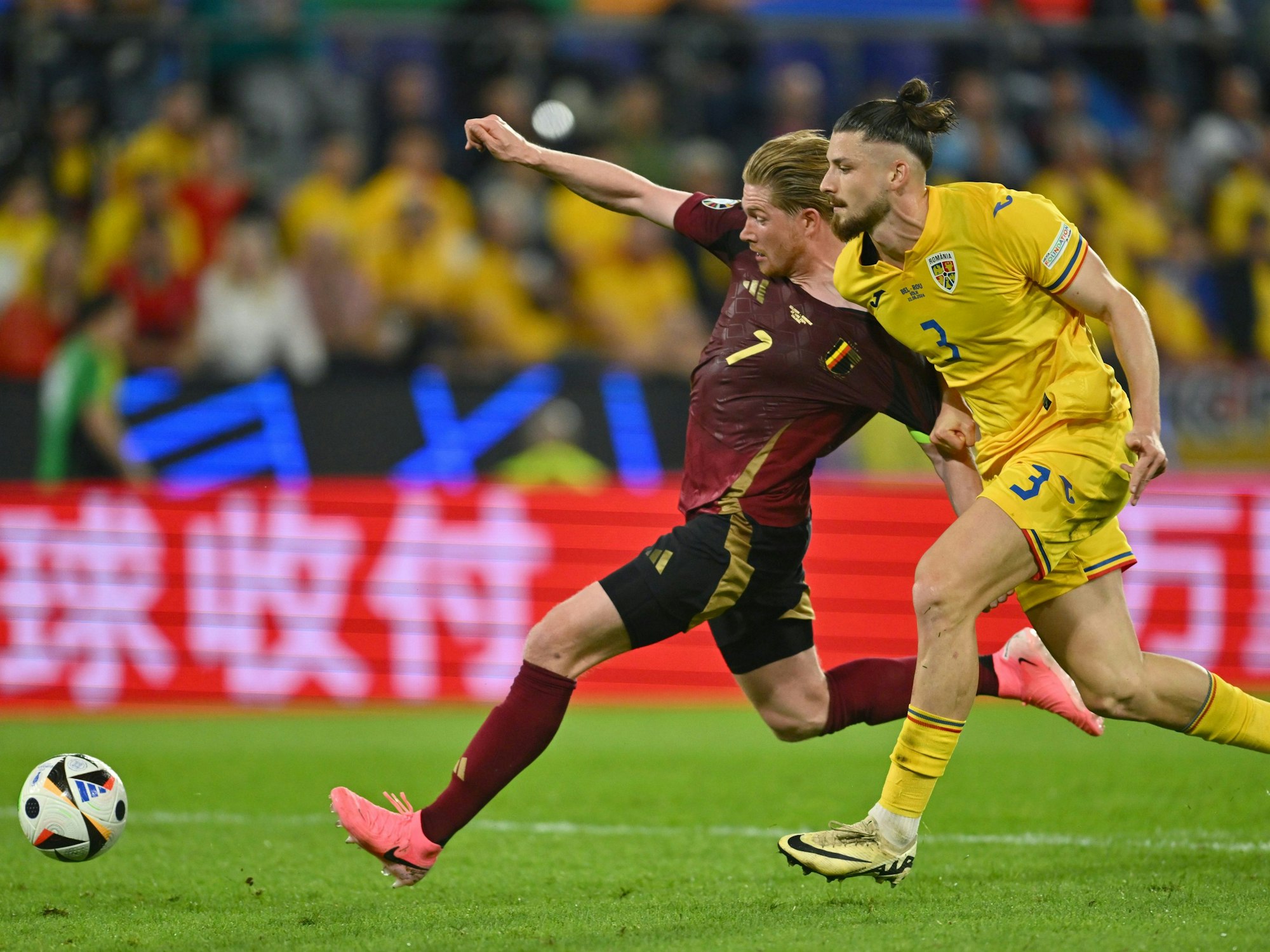 Belgiens Kevin De Bruyne erzielt neben Rumäniens Radu Dragusin das Tor zum 2:0.