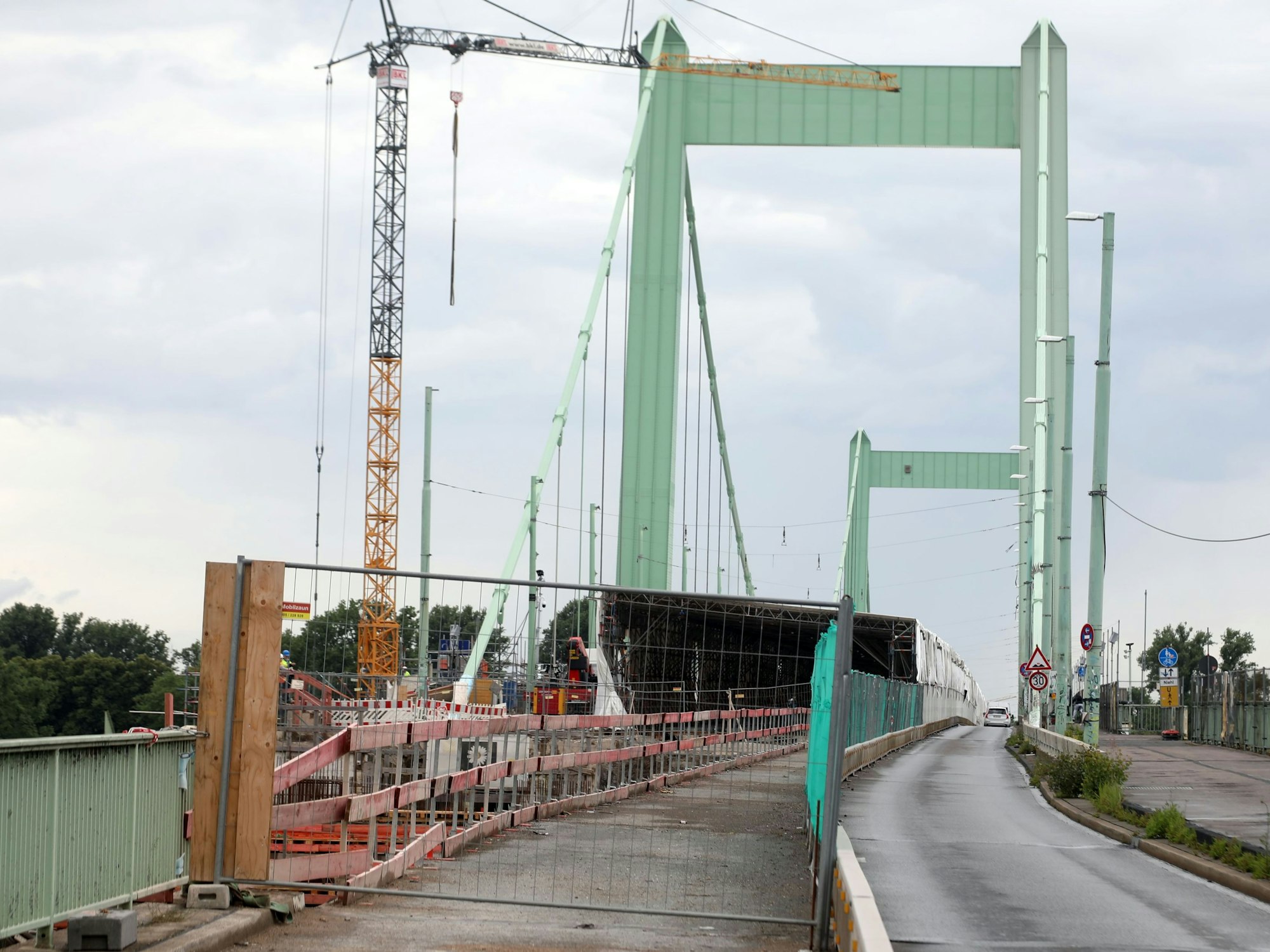 Die Baustelle auf der Mülheimer Brücke. Das Kölner Nadelöhr wird saniert.