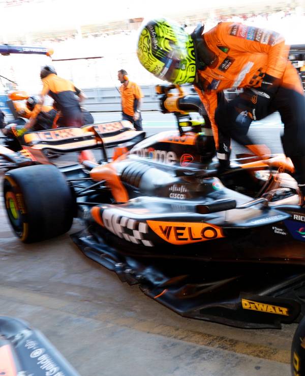Lando Norris steigt aus seinem Auto.