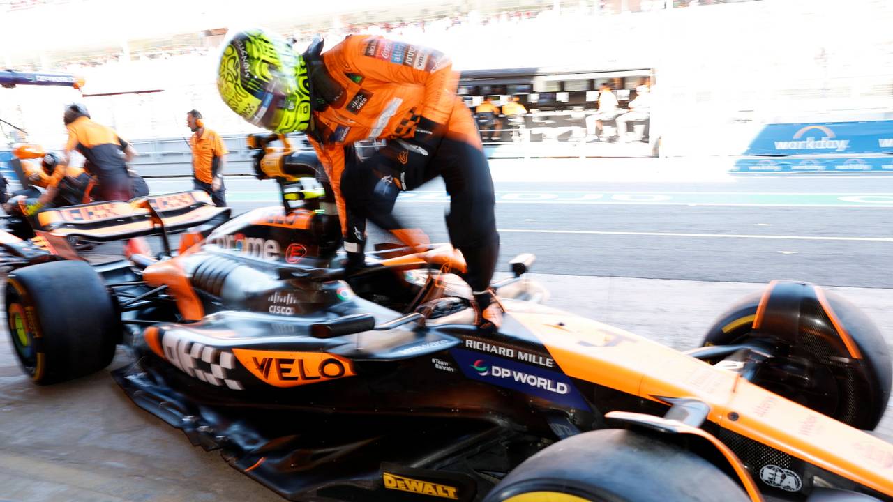 Lando Norris steigt aus seinem Auto.