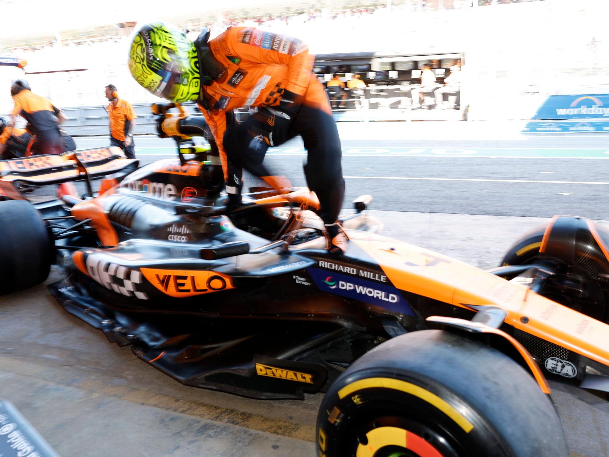 Lando Norris steigt aus seinem Auto.