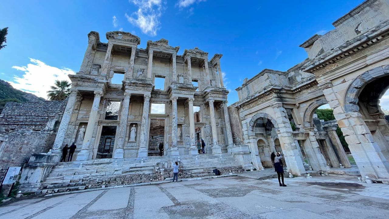 Die antike Celsus-Bibliothek in der türkischen Stadt Ephesus.