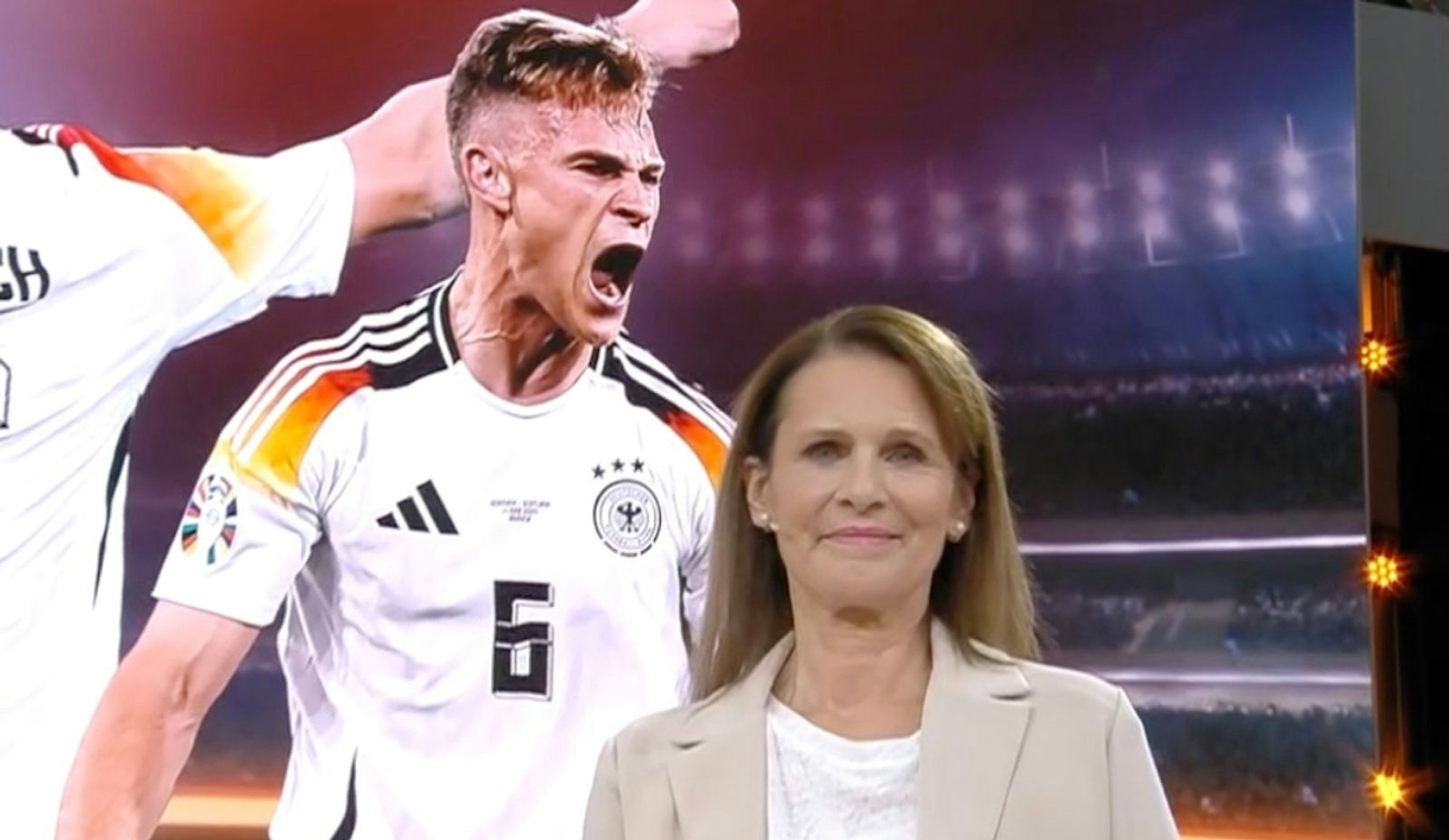 Katrin Müller-Hohenstein machte eifrig Werbung für die Doku über Joshua Kimmich. Die gibt's, wer hätte es gedacht, in der ZDF-Mediathek zu sehen. (Bild: ZDF)