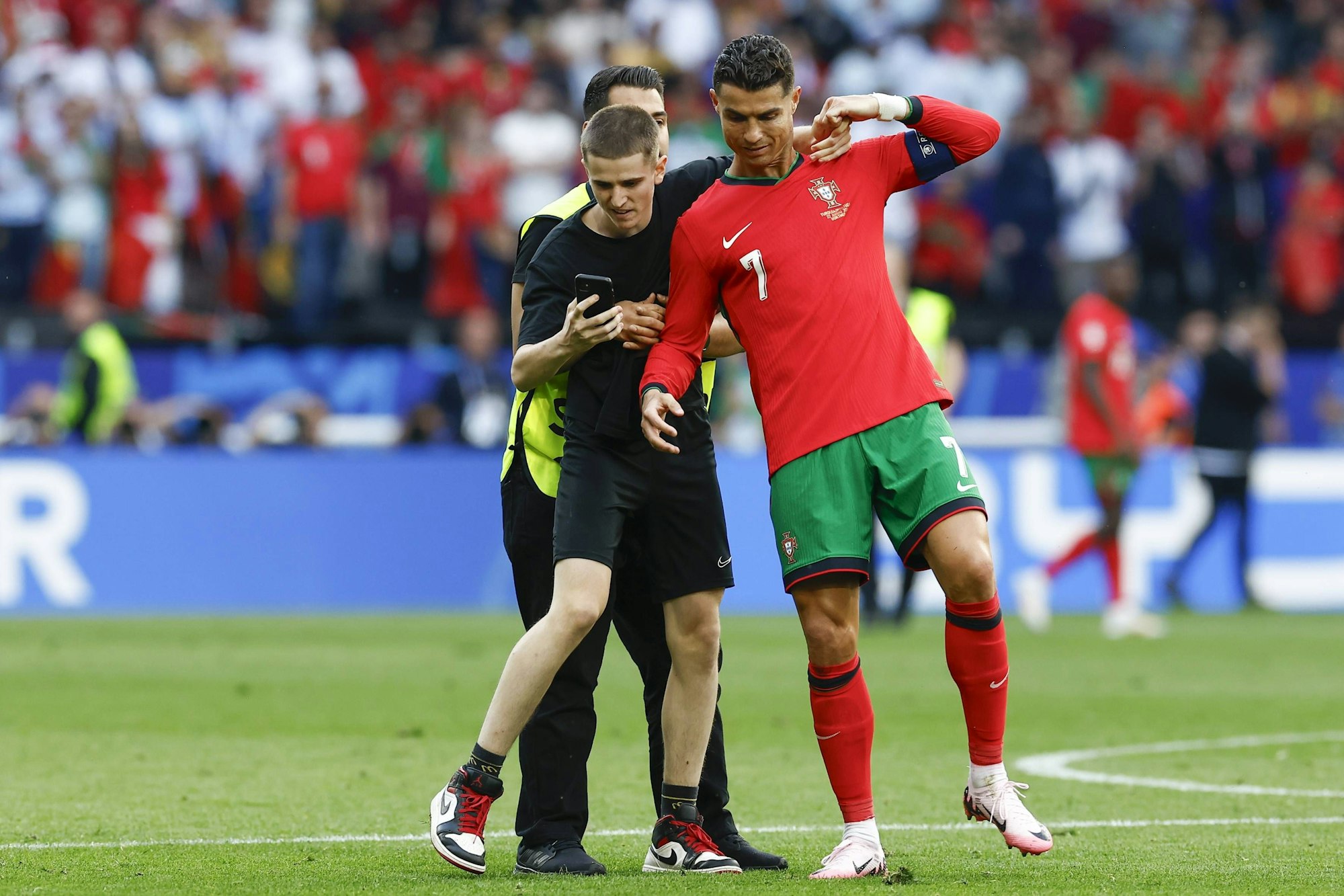 Cristiano Ronaldo war durch die vielen Flitzer am Samstag (22. Juni 2024) beim 3:0-Sieg der Portugiesen gegen die Türkei genervt.