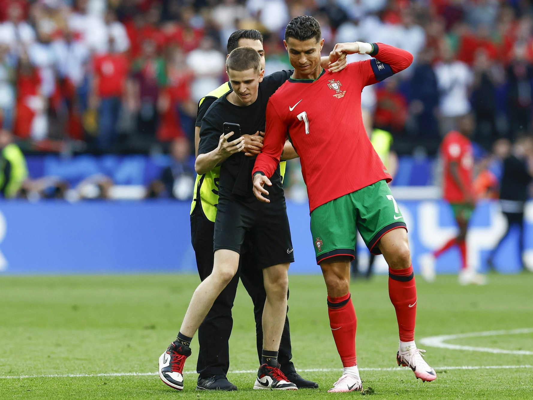 Cristiano Ronaldo war durch die vielen Flitzer am Samstag (22. Juni 2024) beim 3:0-Sieg der Portugiesen gegen die Türkei genervt.
