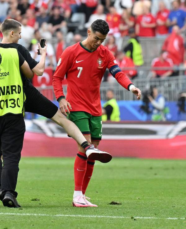 Ein Flitzer auf der Jagd nach Cristiano Ronaldo. Ordner greifen beim EM-Spiel zwischen Portugal und der Türkei ein.