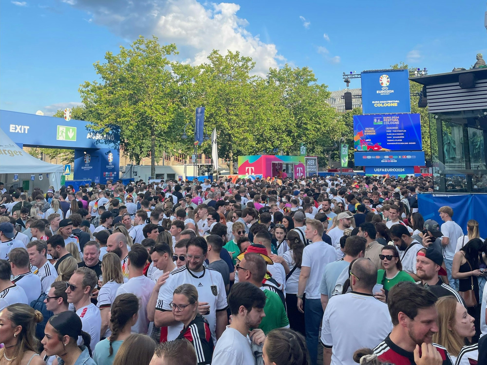 Public Viewing vor Deutschland gegen Schweiz am Heumarkt