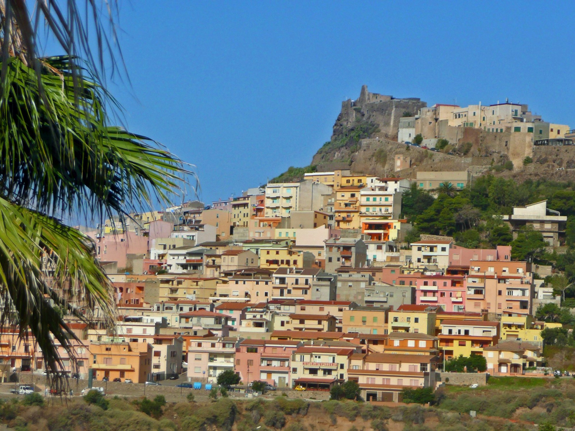 Mittelalterliche Atmosphäre erwartet Besucherinnen und Besucher in der mehr als 100 Meter hoch gelegenen Festung von Castelsardo auf Sardinien.