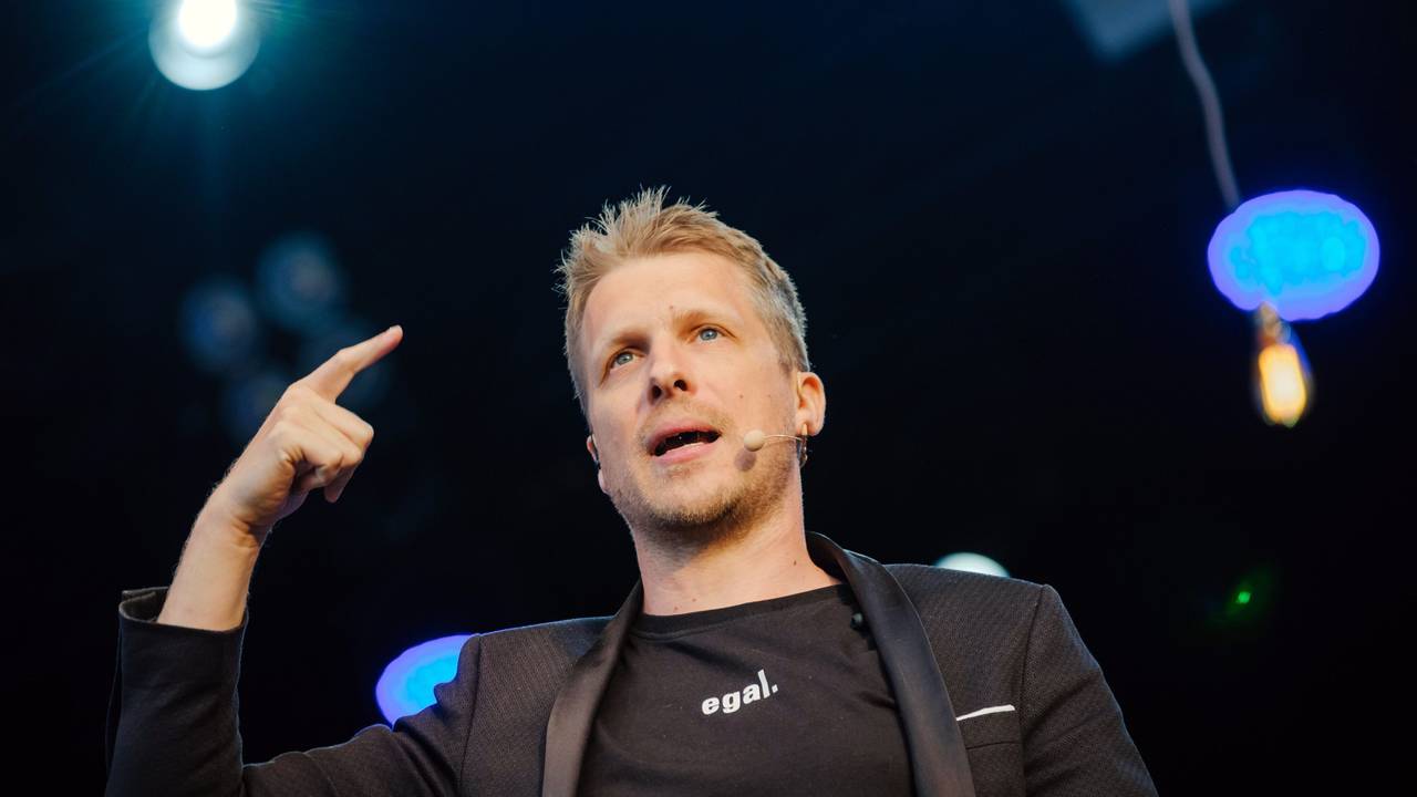 Der Comedian Oliver Pocher steht auf der Bühne im Autokino am Schützenplatz.