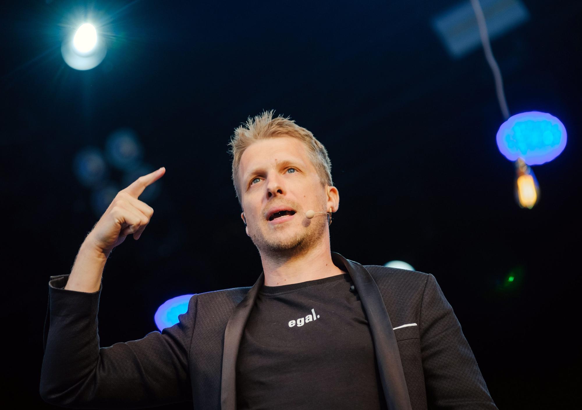 Der Comedian Oliver Pocher steht auf der Bühne im Autokino am Schützenplatz.