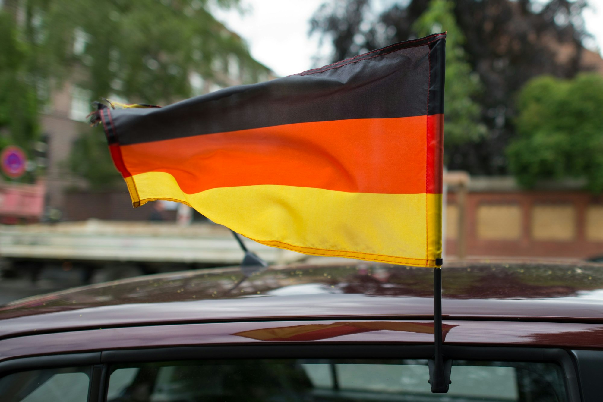 Eine Deutschlandfahne schmückt zur Fußball-WM 2014 am 13.06.2014 ein Auto in Hannover (Niedersachsen).