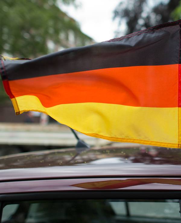 Eine Deutschlandfahne schmückt zur Fußball-WM 2014 am 13.06.2014 ein Auto in Hannover (Niedersachsen).