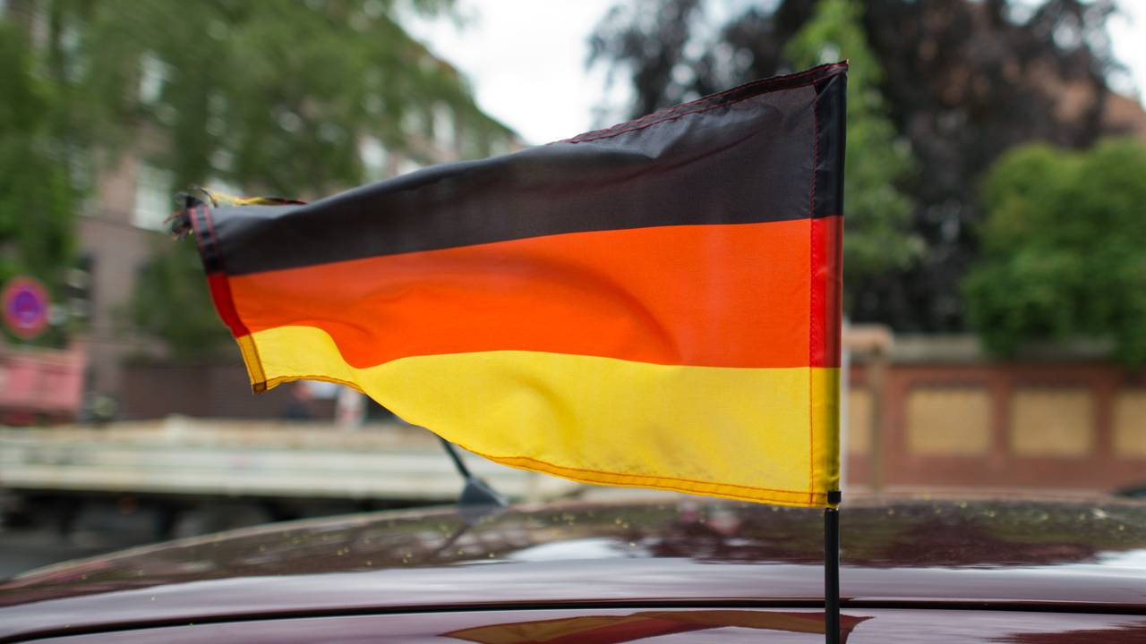 Eine Deutschlandfahne schmückt zur Fußball-WM 2014 am 13.06.2014 ein Auto in Hannover (Niedersachsen).