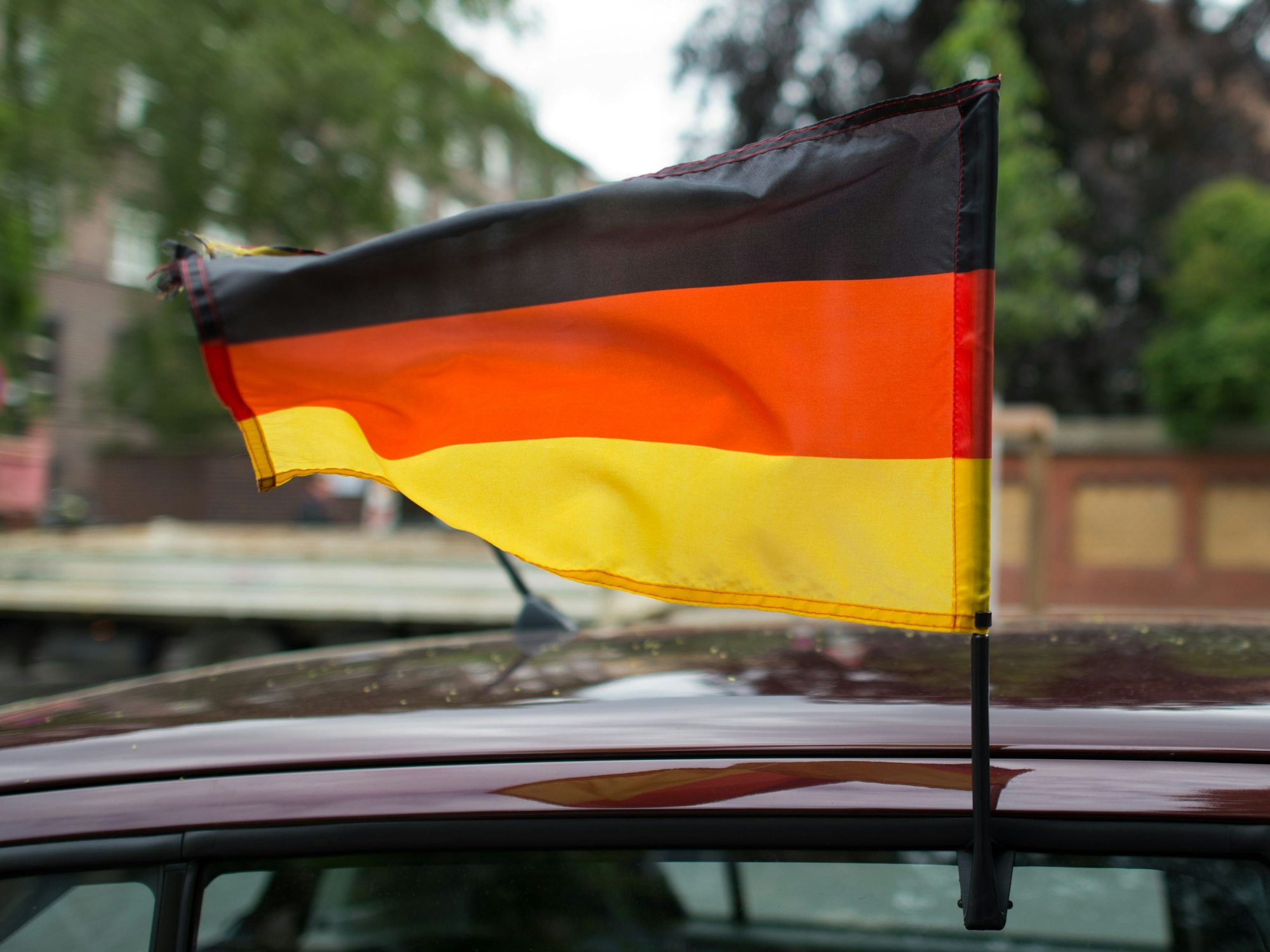 Eine Deutschlandfahne schmückt zur Fußball-WM 2014 am 13.06.2014 ein Auto in Hannover (Niedersachsen).