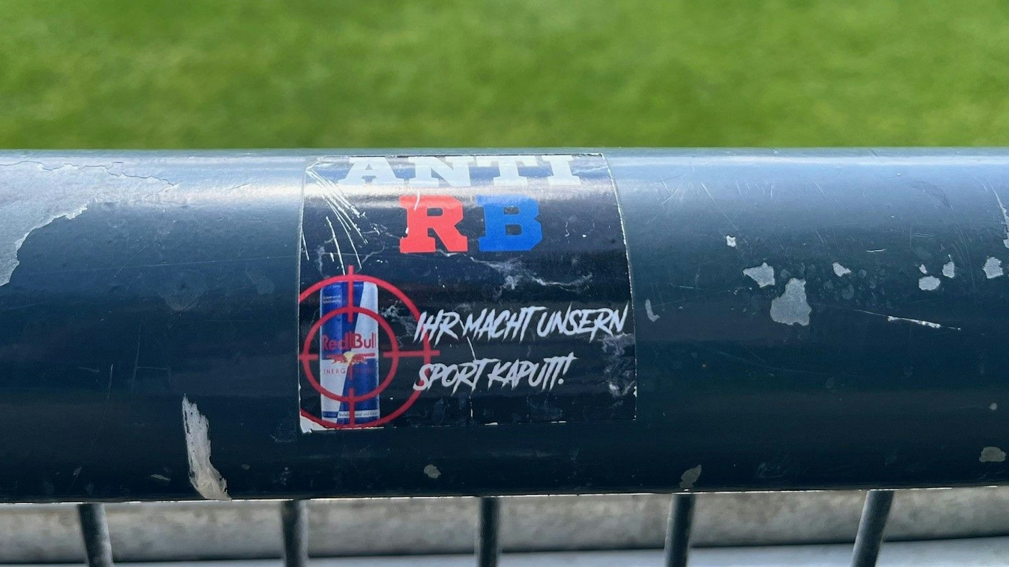 Viele Kölner Fans mögen Red Bull nicht im Fußball.