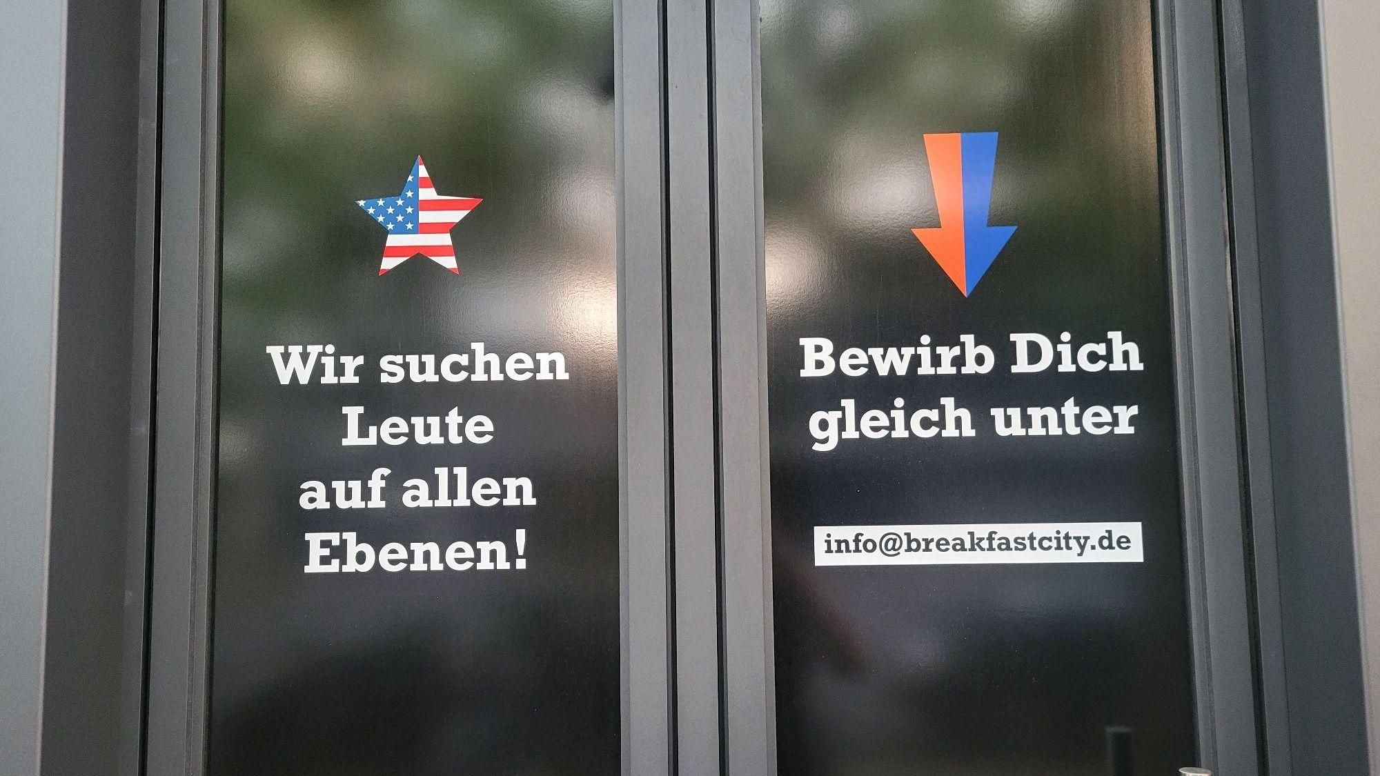 Foto einer Außenfassade eines Lokals. Dort wird auf fehlendes Personal hingewiesen.