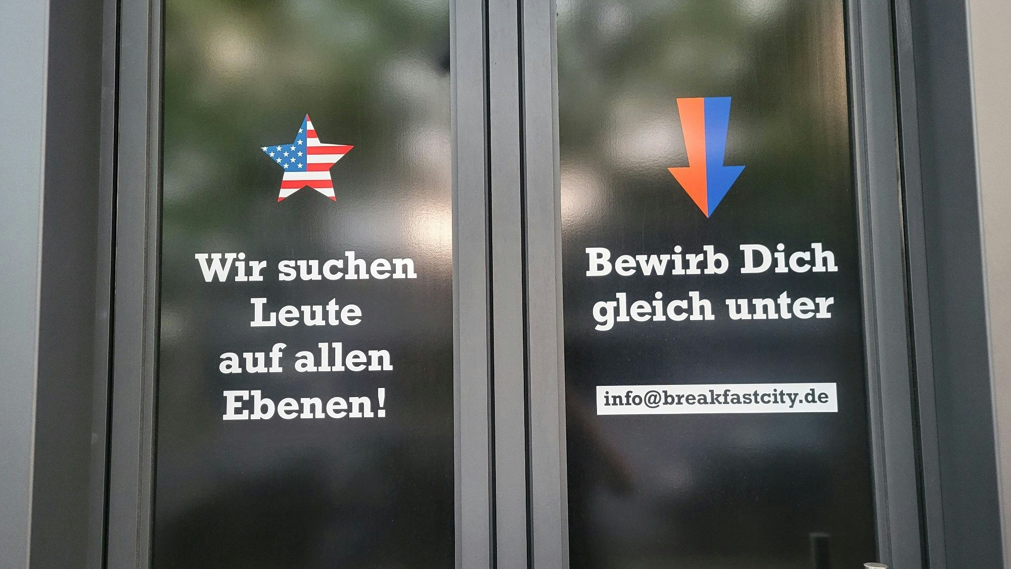 Foto einer Außenfassade eines Lokals. Dort wird auf fehlendes Personal hingewiesen.