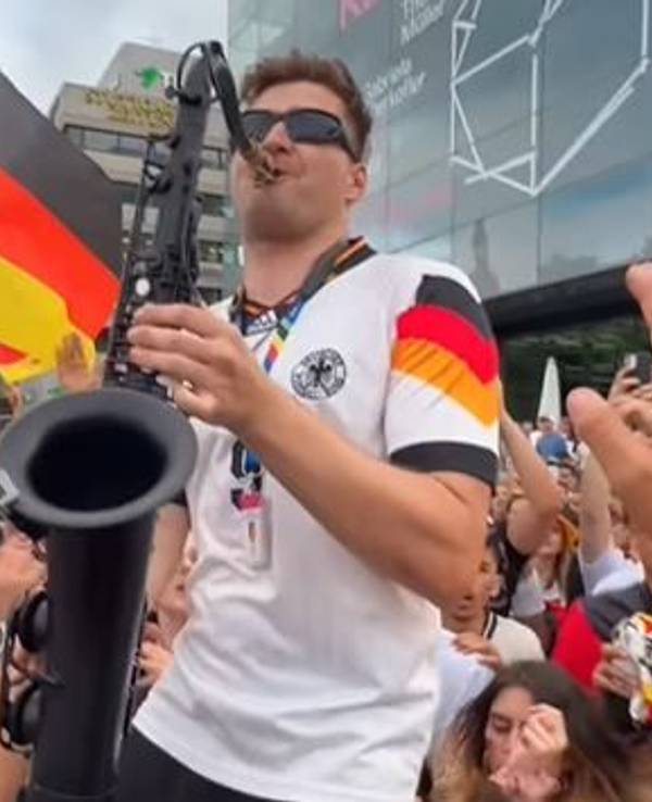 Musiker Andre Schnura heizt den EM-Fans mit seinem Saxofon ein.