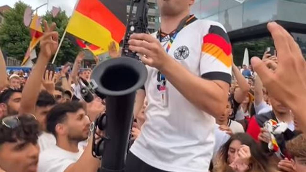 Musiker Andre Schnura heizt den EM-Fans mit seinem Saxofon ein.