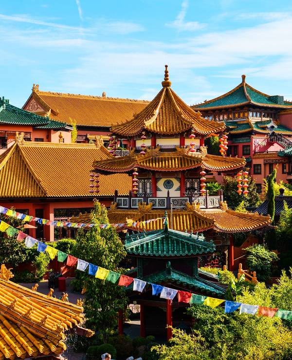 Blicks auf den Themenbereich Chinatown im Phantasialand in Brühl.