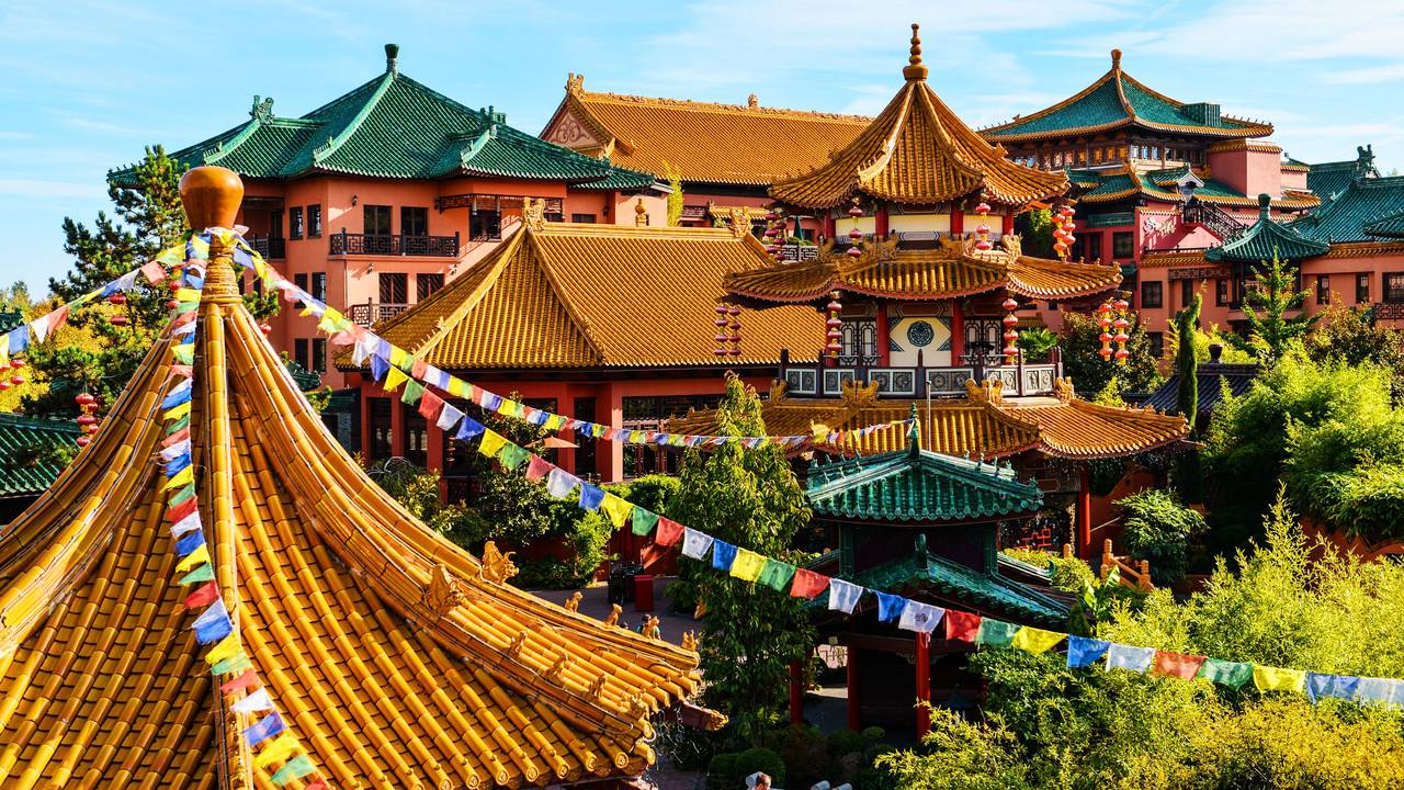 Blicks auf den Themenbereich Chinatown im Phantasialand in Brühl.