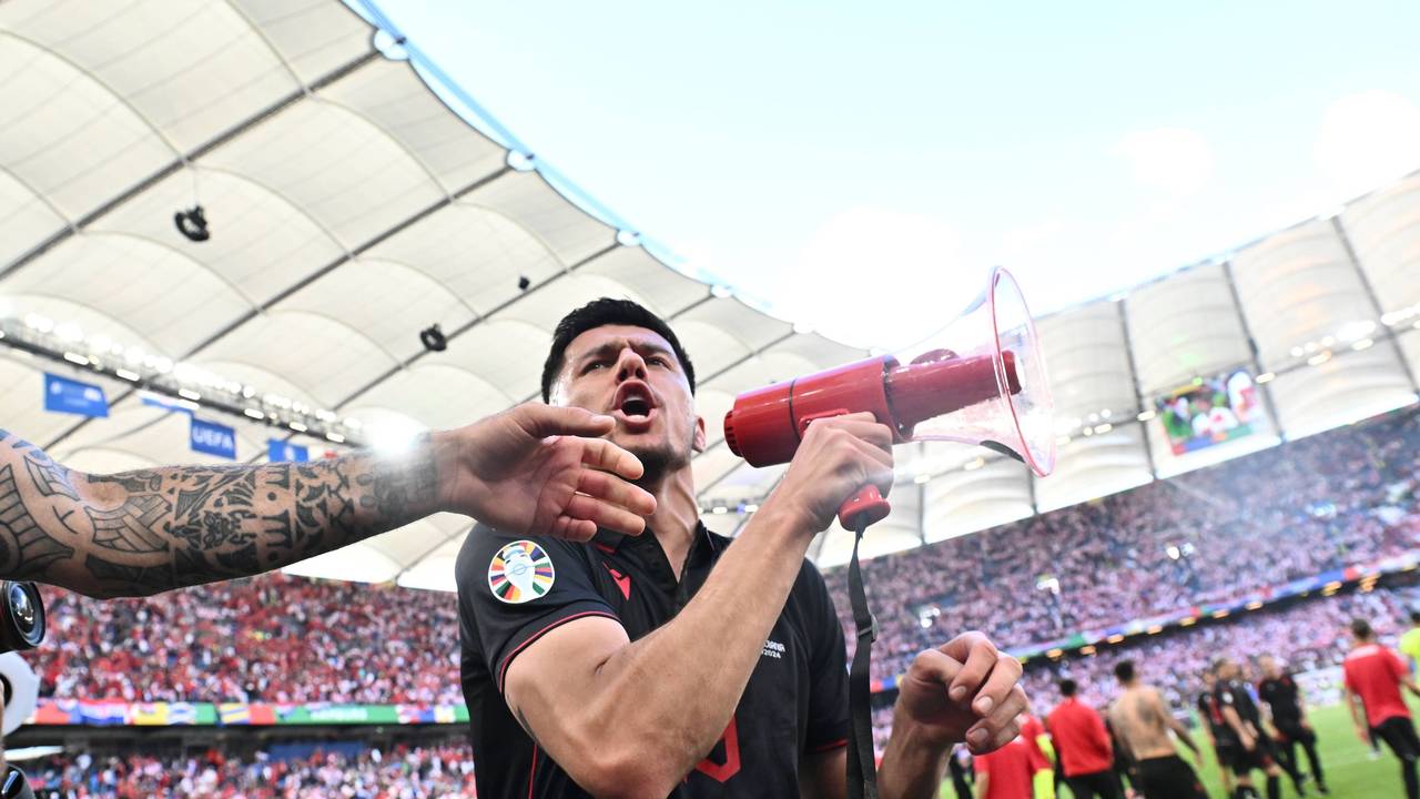 Mirlind Daku nach dem EM-Spiel zwischen Albanien und Kroatien mit einem Megafon in der Hand.