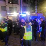 Polizei und Sicherheitsmitarbeiter bewachen einen Ort am Kölner Heumarkt.