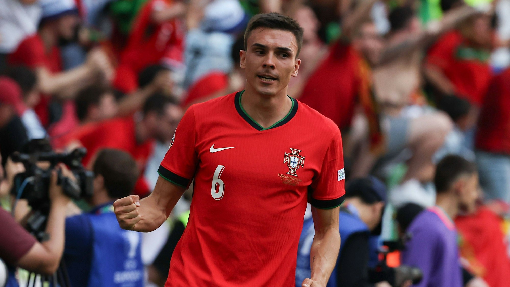 Joah Palhinha jubelt im Nationaltrikot von Portugal.
