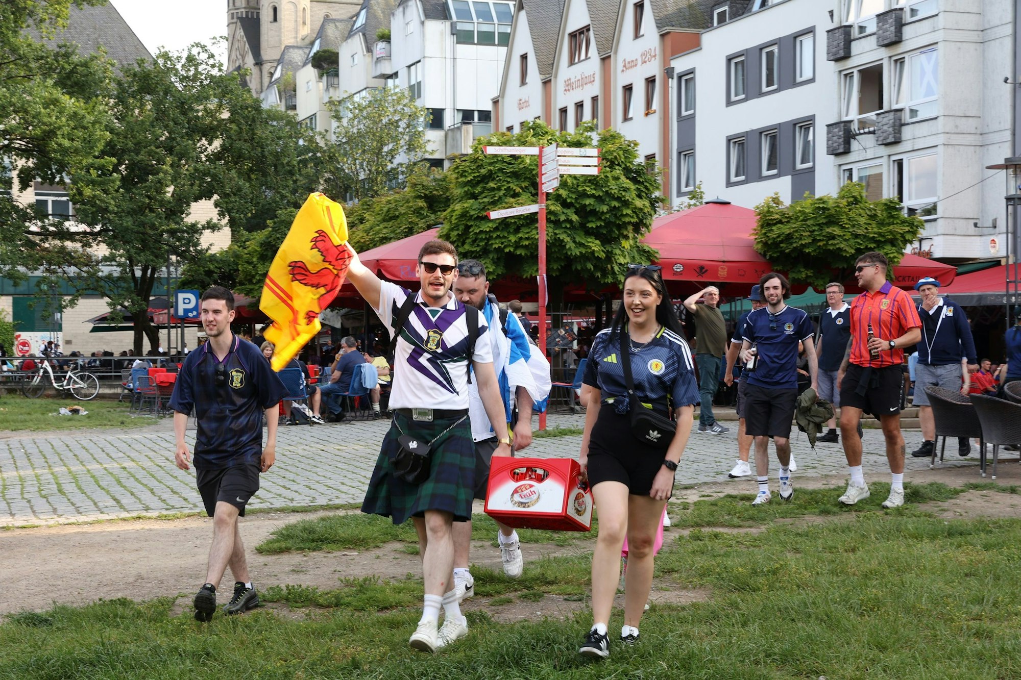 Schottische Fans feiern mit einem Kasten Kölsch in der Altstadt.