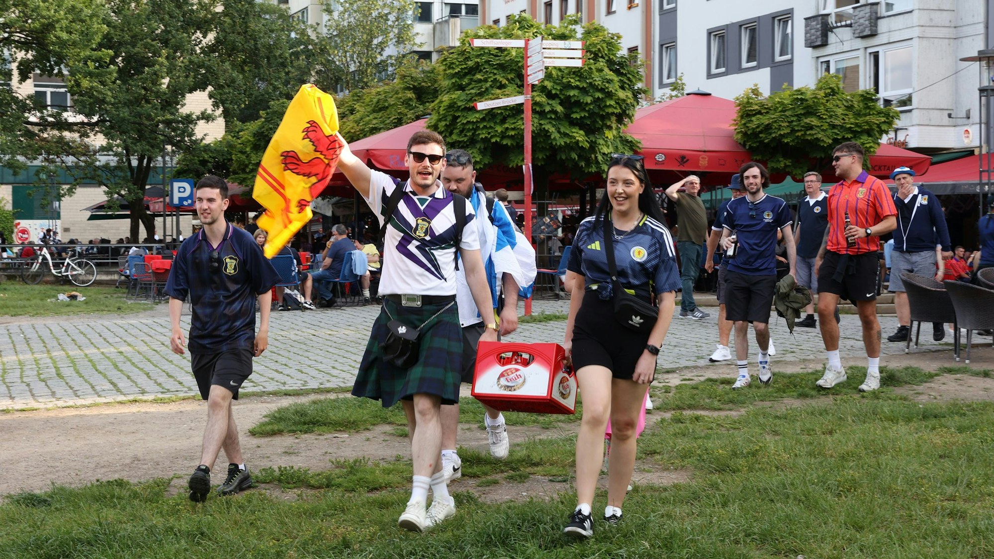 Schottische Fans feiern mit einem Kasten Kölsch in der Altstadt.