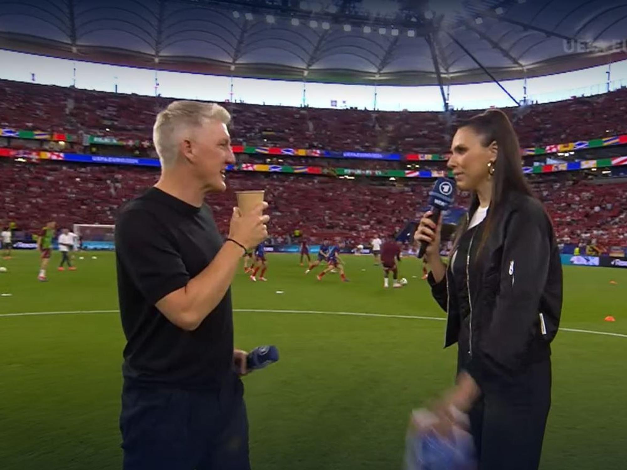 Bastian Schweinsteiger verwechselte beim Spiel Deutschland gegen die Schweiz das Mikro mit einem Kaffeebecher.