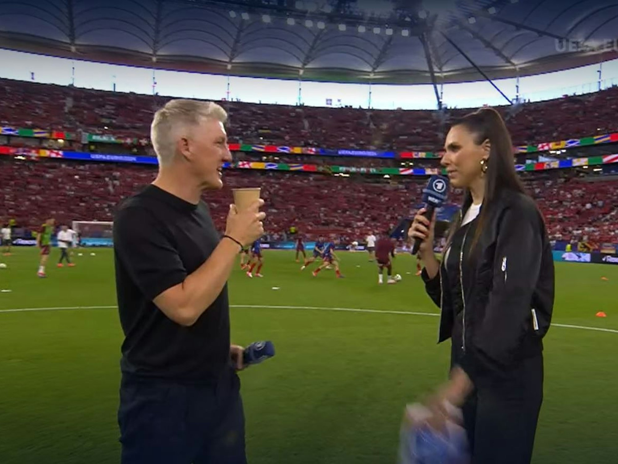 Bastian Schweinsteiger verwechselte beim Spiel Deutschland gegen die Schweiz das Mikro mit einem Kaffeebecher.