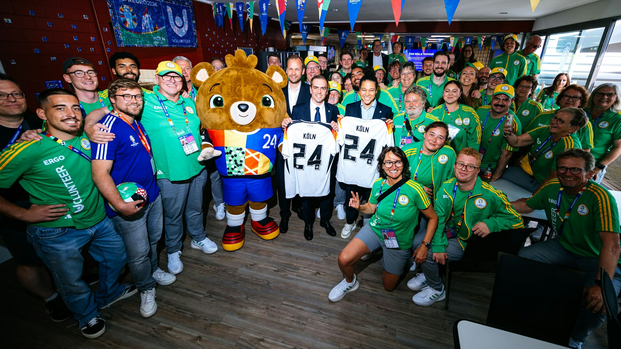 Philipp Lahm und Celia Sasic mit Helfern.