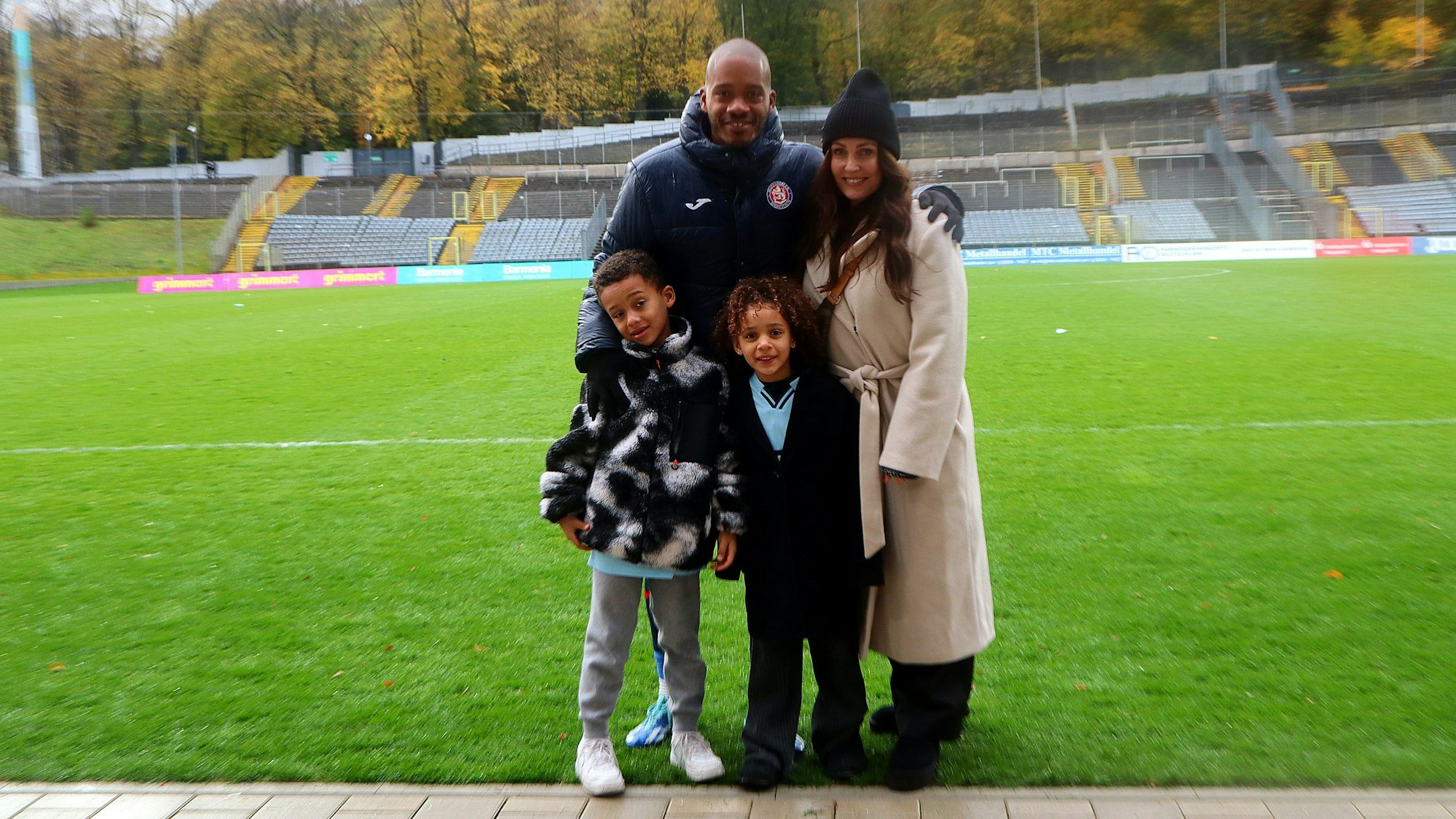 Charlison und Kamila Benschop posieren am 4. November 2023 nach einem Spiel des Wuppertaler SV mit ihren beiden Söhnen.