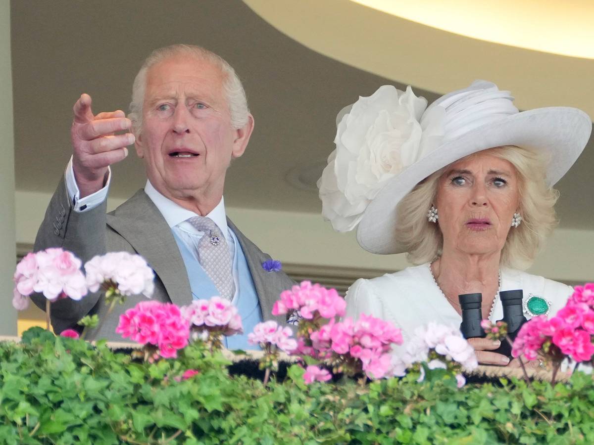 König Charles III (L) und Königin Camilla beim Royal Ascot am 22. Juni 2024 in London.