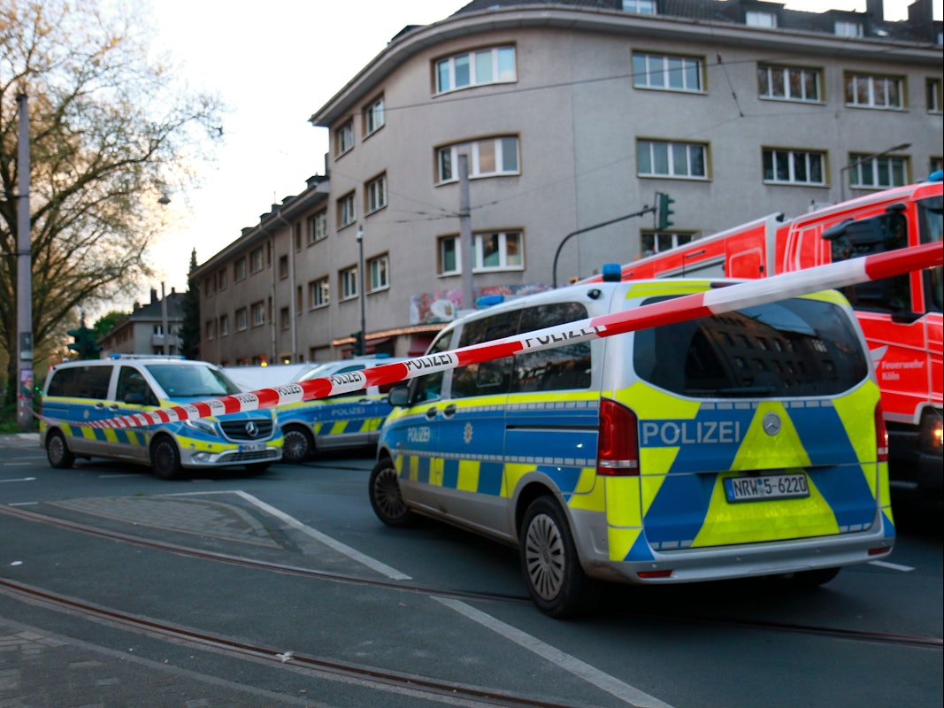 Die Polizei hat eine Straße abgesperrt.