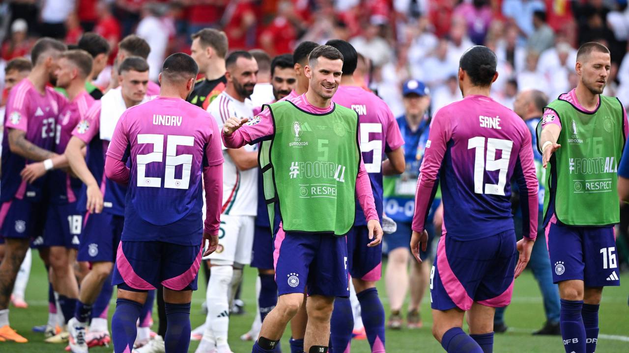 Pascal Groß (M.) nach dem DFB-Spiel gegen Ungarn bei der EM 2024 mit Deniz Undav und Leroy Sané.
